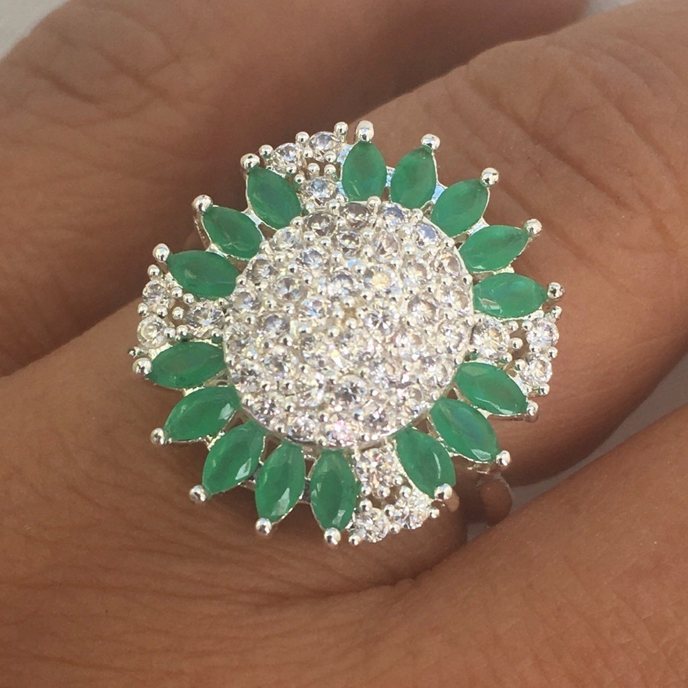 NWOT Cubic Zirconia Sunflower Ring. Size 8.